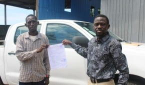 A SLiSL Project Manager hands over a vehicle to the DHMT Representative. Photo: Concern Worldwide.
