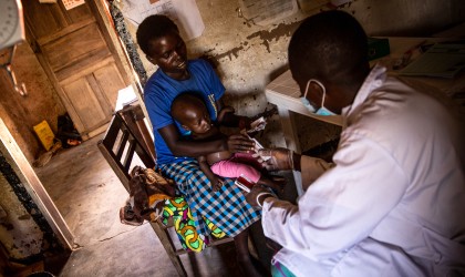 Elaine and her 11-month-old daughter Ahadi visit a Concern-supported health centre at Kiambi. Photo: Hugh Kinsella Cunningham/Concern Worldwide