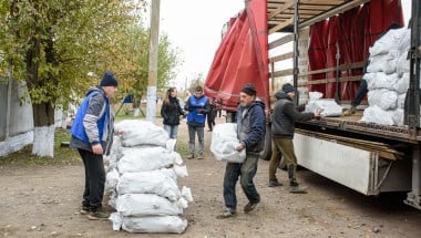 Ukrainian national partner ‘Angels of Salvation’ go door to door in Mykolaiv Oblast distributing winter fuel to vulnerable households. Photo: Dmytro Sazonov/Concern Worldwide