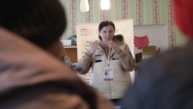 Psychologist Olena Kozyr conducting an adult psychosocial support session in Mala Rohozyanka, Kharkiv Oblast. Photo: Jon Hozier-Byrne/Concern Worldwide