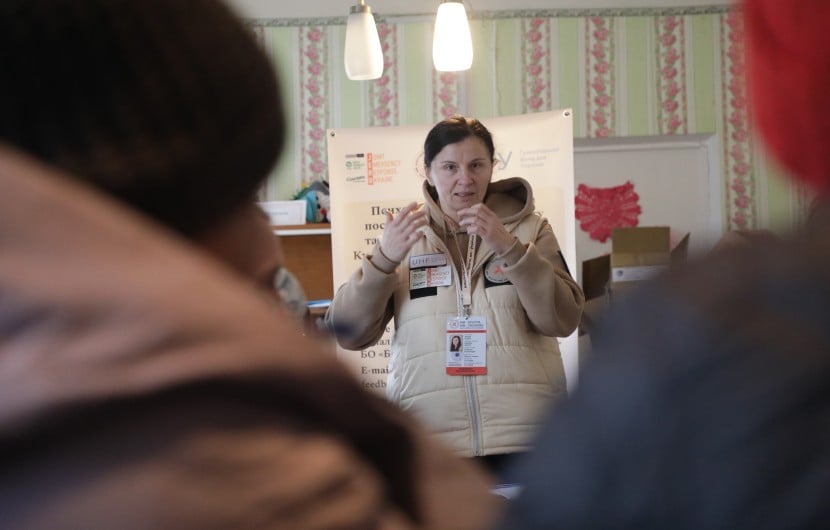 Psychologist Olena Kozyr conducting an adult psychosocial support session in Mala Rohozyanka, Kharkiv Oblast. Photo: Jon Hozier-Byrne/Concern Worldwide