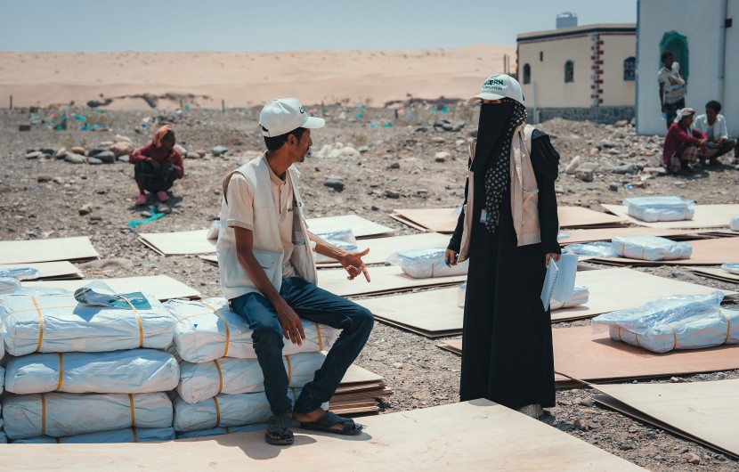 Concern team distribute shelter materials to people affected by the sandstorm that struck Yemen's Al Anad IDP Camp. Photo: Ammar Khalaf/Concern Worldwide