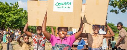 Mother of 2, Belita Andrade (22) brings her Concern Emergency Supplies box home with her neighbours. Photo: Gavin Douglas/ Concern Worldwide