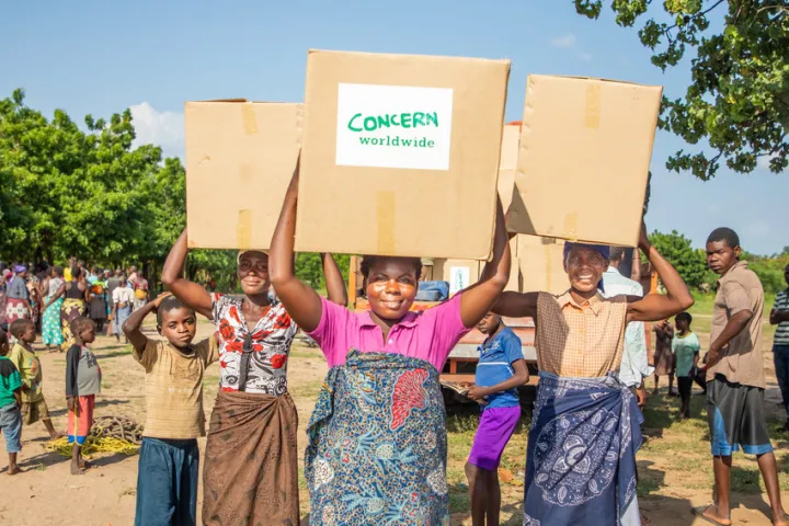 Mother of 2, Belita Andrade (22) brings her Concern Emergency Supplies box home with her neighbours. Belita fled to the displacement camp with few belongings so this box is a welcome arrival. Photo: Gavin Douglas/ Concern Worldwide Mother of 2, Belita Andrade (22) brings her Concern Emergency Supplies box home with her neighbours. Belita fled to the displacement camp with few belongings so this box is a welcome arrival. Photo: Gavin Douglas/ Concern Worldwide