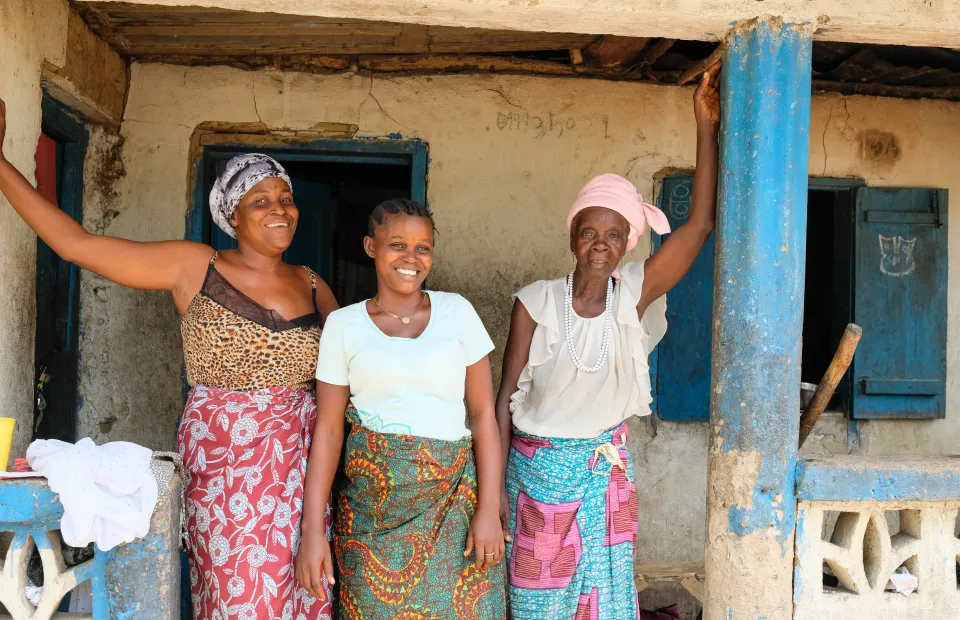 Pregnant mum Safinatu Kamara (22) with her aunt and grandmother at the family home in Mambolo. The health centre that Safinatu is attending for her pregnancy is supported by Concern. Photo: Darren Vaughan/Concern Worldwide