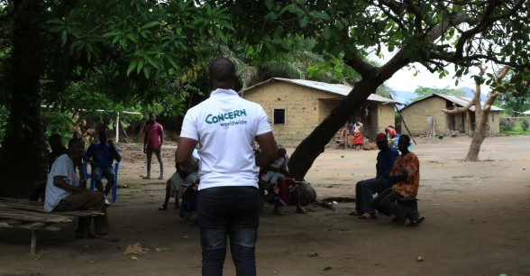 Concern Worldwide Sierra Leone Learning Coach Mohamed Gobril Sesay raising awareness on COVID-19 Bassaia Village Tonkolili District Northern Sierra Leone Photo: Mohamed Saidu Bah / Concern Worldwide