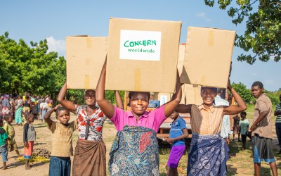 Mother of 2, Belita Andrade brings her Concern Emergency Supplies box home. Malawi. Photo: Gavin Douglas/ Concern Worldwide