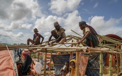 Rohingya men rebuilding their tents before the monsoon arrives, Jamtoli, Ukhiya, Bangladesh. Photo: Abir Abdullah/Concern Worldwide