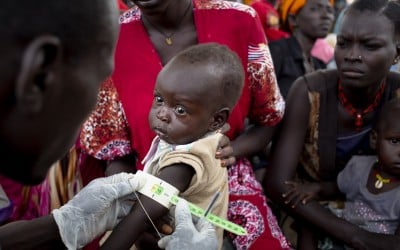 The community gathers for a Concern Worldwide Nutrition clinic at a health facility in a rural area in Aweil, South Sudan. In this area there are about seven mobile clinics and over 50 nutrition clinics. The rate of malnutrition is around 25 – 30% in this region during the hunger season. Photo: Abbie Trayler-Smith / Concern Worldwide