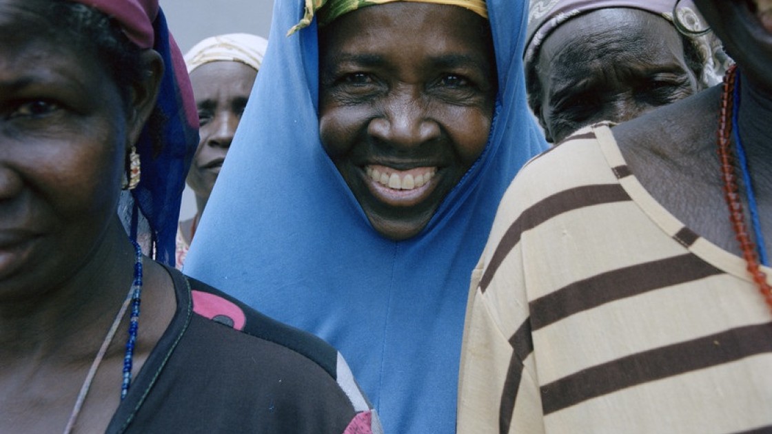 Hassana Abdourahamane, together with other members of a community farming group in Kosoma. The women grow vegetables including onions, tomatoes, potatoes, carrots, cabbages and aubergines on land that is loaned to them. Initial seeds and training were provided by Concern but the women are now self-sufficient because they are able to sell some of what they grow. Photo: Chris de Bode/ Panos Pictures/ Concern Worldwide