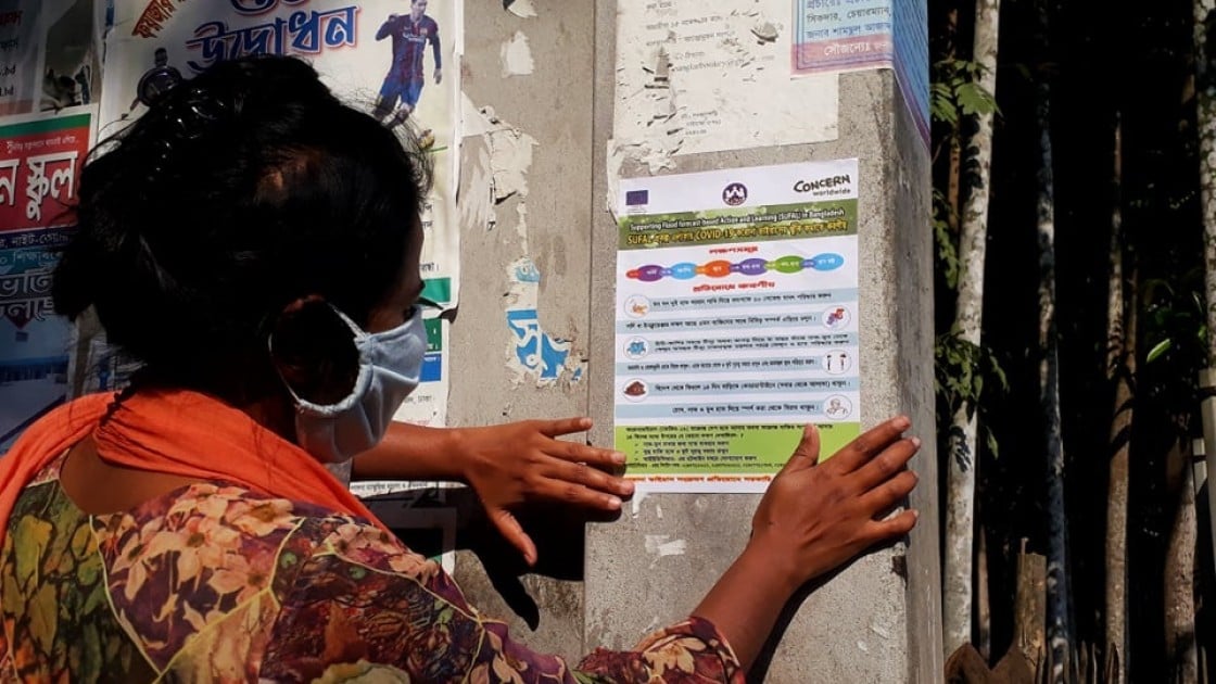 Concern teams are distributing COVID19 leaflets in Bangladesh. Photo: Md. Mohidul Hasan/ Concern Worldwide