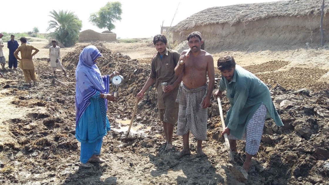 Villagers from Kot Jhangoo in Pakistan work on a flood mitigation scheme. Credit: Agha Auranghzeb Khan/Indus Resource Centre