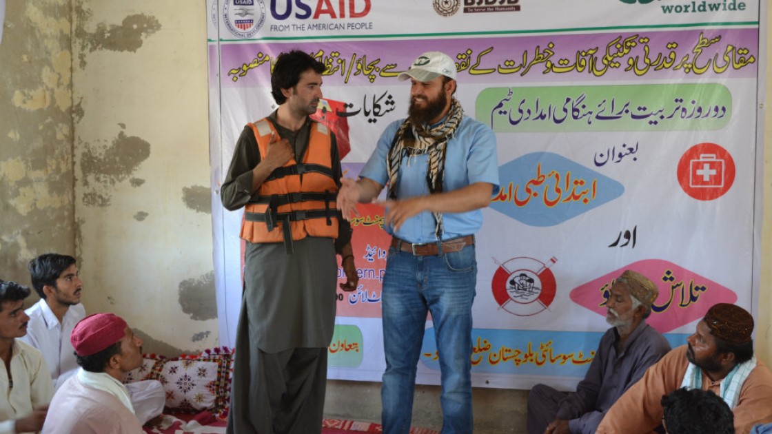 Showing a community in Pakistan search and rescue techniques. Credit: Abdul Baqi/Bright Star Development Society