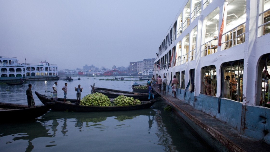 Shadarghat River Boat Terminal, Dhaka - where many Pavement Dwellers sleep. Photographer: Abbie Trayler-Smith/Panos Pictures for Concern Worldwide.
