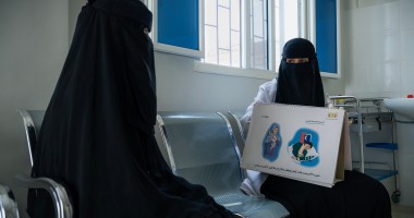 The midwife provides health consultations at Alroaid Health Unit.  Photo: Ammar Khalaf /Concern Worldwide.