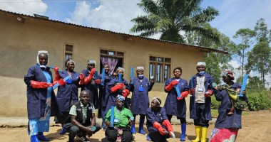 Learning new skills to improve programme participant livelihood opportunities, Masiani district, Beni. Photo: Concern Worldwide.