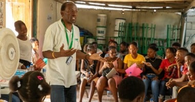 Youth programme session, Cité Soleil. Photo: Jon Hozier-Byrne/Concern Worldwide.