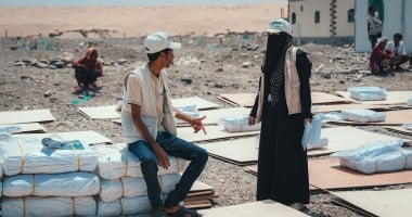Concern team distribute shelter materials to people affected by the sandstorm that struck Yemen's Al Anad IDP Camp. Photo: Ammar Khalaf/Concern Worldwide