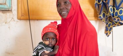 Houwela with her severely malnourished 21-month-old daughter Zanadiya inside the Concern-supported intensive nutritional recovery centre, Niger. Photo: Darren Vaughan