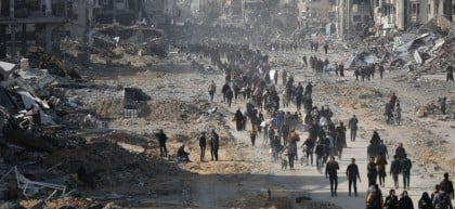 Displaced Palestinians start to return their houses past damaged buildings