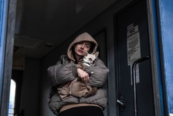 People from Odessa are fleeing the country: At Lviv train station, they are boarding another train heading towards the Polish border. Photo: Stefanie Glinski/Concern Worldwide