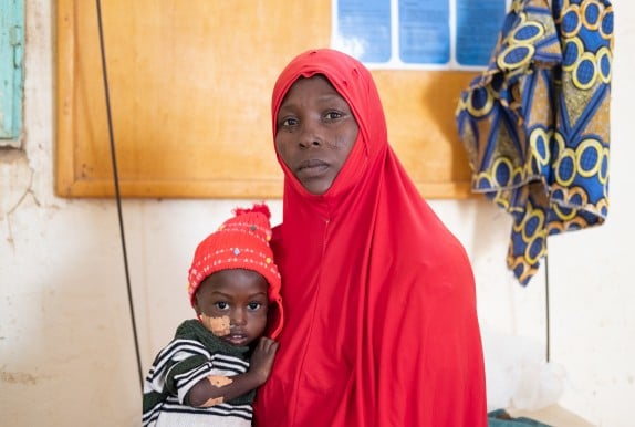 Houwela with her severely malnourished 21-month-old daughter Zanadiya inside the Concern-supported intensive nutritional recovery centre, Niger. Photo: Darren Vaughan