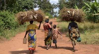 A group of mothers and their children in Mutembo carrying a load of recently harvested beans. Burundi. Photo: Chris de Bode/Panos Pictures/Concern Worldwide