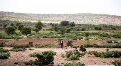 A farmer walks out to his field in Carracad, Somaliland. Photo: Gavin Douglas / Concern Worldwide
