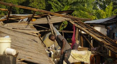 A man search goods in his destroyed house after a magnitude 7.2 earthquake in Manich, Les Cayes. Photo: Lucien Junior Telasmond