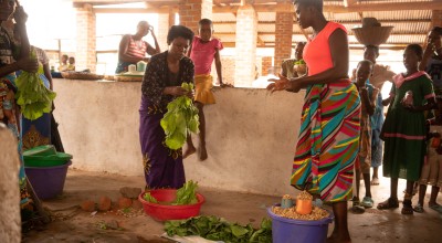 Rose and Stone selling freshly picked produce from the family farm in Nsanje, Malawi. Stone and Rose are participants in the Graduation Programme / Umodzi project. Photo: Chris Gagnon/Concern Worldwide.