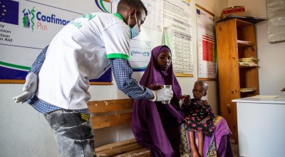 Hawa and her family had to leave their home and move to an IDP site near Mogadishu due to continuous drought. Hawa brought her malnourished daughter Sahra to Siinka Dheer Health Centre. Photo: Mustafa Saeed/Concern Worldwide