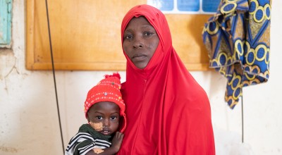Houwela with her severely malnourished 21-month-old daughter Zanadiya inside the Concern-supported intensive nutritional recovery centre, Niger. Photo: Darren Vaughan