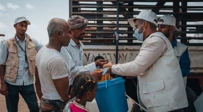 Displaced people at Al-Salam City IDP camp receive cholera/hygiene kits and containers provided by Concern. (Photo: Ammar Khalaf/Concern Worldwide)