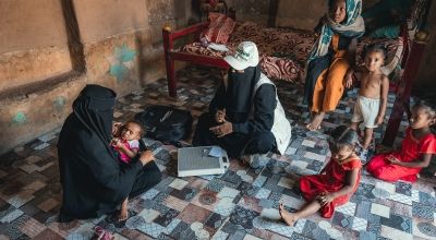 Saadia, Community Health Volunteer, visiting the home of Oma, a child experiencing acute malnutrition, in Yemen. Photo: Ammar Khalaf/Concern Worldwide