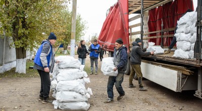 Ukrainian national partner ‘Angels of Salvation’ go door to door in Mykolaiv Oblast distributing winter fuel to vulnerable households. Photo: Dmytro Sazonov/Concern Worldwide