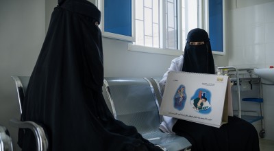 The midwife provides health consultations at Alroaid Health Unit.  Photo: Ammar Khalaf /Concern Worldwide.