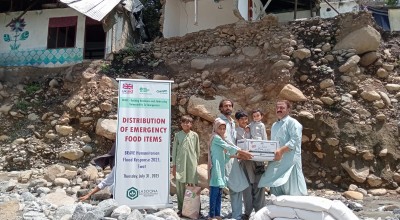 Family receiving dry food ration packs in Pakistan