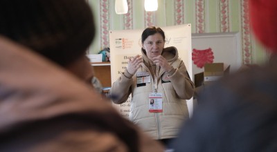 Psychologist Olena Kozyr conducting an adult psychosocial support session in Mala Rohozyanka, Kharkiv Oblast. Photo: Jon Hozier-Byrne/Concern Worldwide