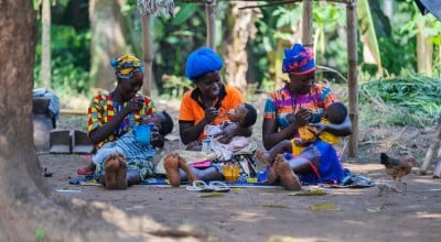 Ramatu Bangura, Fatmata Kamara and Fatmata A. Kamu. The women are feeding their babies nutritious meals that they have learnt to prepare as part of the Yoti Yoti project in Rogbessoh community, Sierra Leone. Photo: Eugene Ikua/Concern Worldwide.