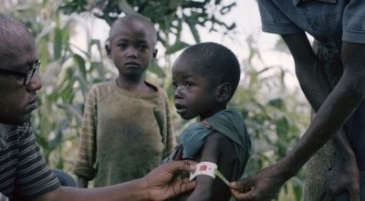 Edmond (3) is severely malnourished. He lives with his parents Jean-Marie Mbonimpa (30) and Jeannette Nzobamwita (26) and brother Pacifique (5) and 10-month-old sister Yves in a small banana-leaf-covered house in Marembo, Gisenyi, Kirundo.