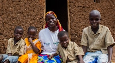 Beatrice Mukandagano, a beneficiary of the Graduation model programme in Kirundo province (Burundi) sitting with her 4 children beside the house she built herself in Bugabira commune. She also bought land to cultivate as a result of the programme.