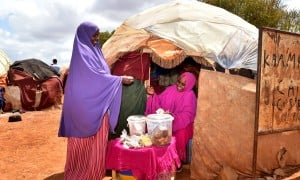 Female IDPs supporting each other in business in Baidoa. Photo: SCC/Concern Worldwide.