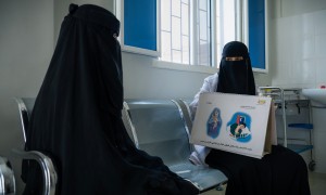 The midwife provides health consultations at Alroaid Health Unit.  Photo: Ammar Khalaf /Concern Worldwide.