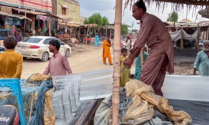 In Shaheed Benazirabad, during an extreme heatwave, a street vendor prepares and stocks large ice blocks. Photo: Concern Worldwide. 