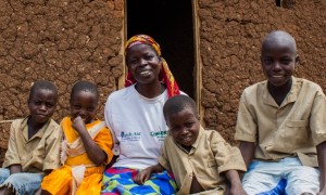 Beatrice Mukandagano, a beneficiary of the Graduation model programme in Kirundo province (Burundi) sitting with her 4 children beside the house she built herself in Bugabira commune. She also bought land to cultivate as a result of the programme.