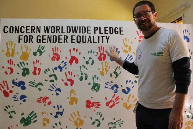 Chris Connelly making his Gender Equality pledge. Photo: Mervis Nyirenda / Concern Worldwide.