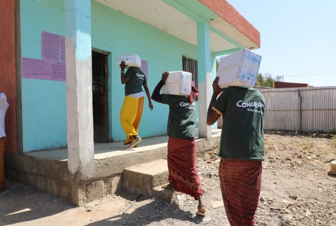 Concern staff members distribute Emergency Health and Nutritional Response. Somali Region, Ethiopia Photo: Jennifer Nolan/ Concern Worldwide