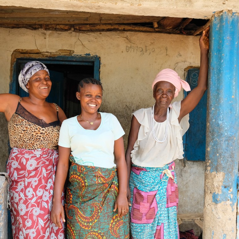 Pregnant mum Safinatu Kamara (22) with her aunt and grandmother at the family home in Mambolo. The health centre that Safinatu is attending for her pregnancy is supported by Concern. Photo: Darren Vaughan/Concern Worldwide