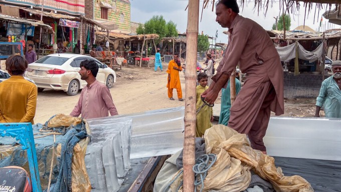 In Shaheed Benazirabad, during an extreme heatwave, a street vendor prepares and stocks large ice blocks with poverty and no electricity in the villages. Photo: Arif Shad/Concern Worldwide.